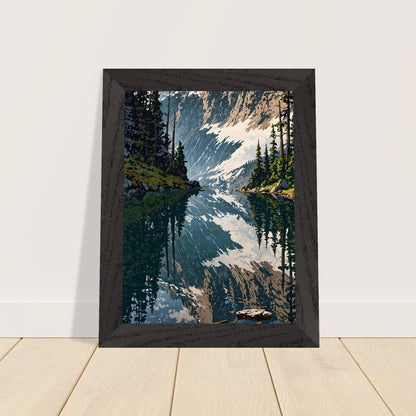 Affiche Forêt de pins et lac de montagne Encadrée, cadre noir 15x20 cm
